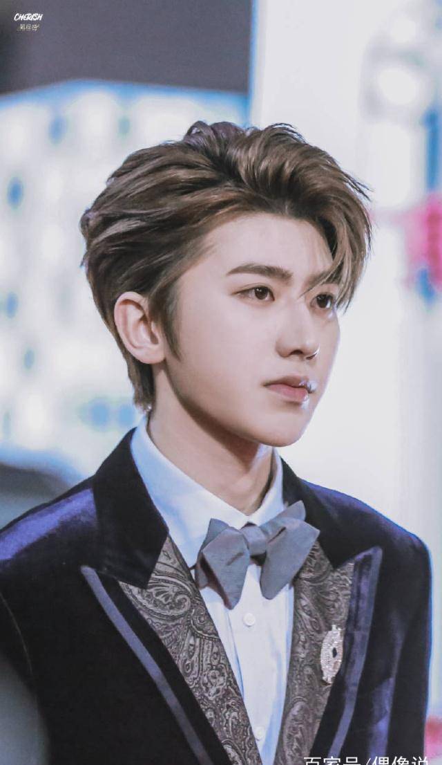 蔡徐坤从台北飞回深圳,粉丝从最新机场图中发现坤坤最近有变化_ikun