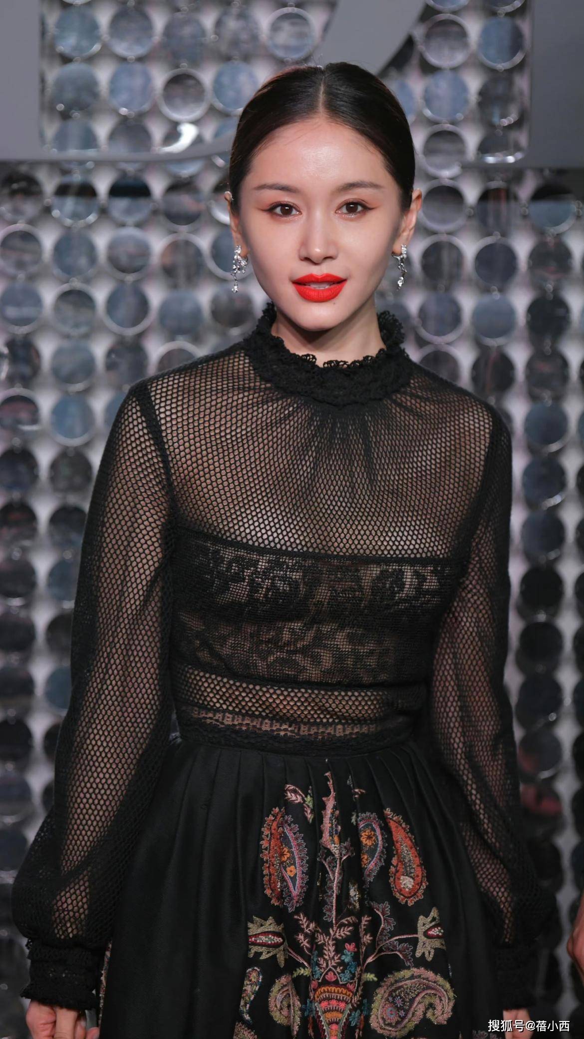 王子文越来越放的开,穿黑色透视连衣裙,个子不高却很有料!