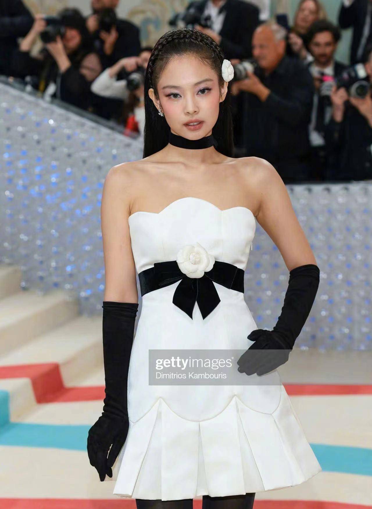 黑色袜子和围脖,脸上闪闪发光的妆容让她看起来像弗拉基米尔·jennie