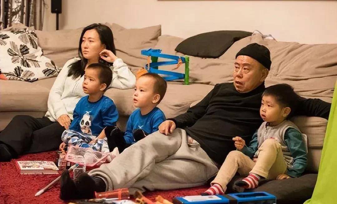 此次潘长江全家福的曝光,让大家看到了这位老艺术家的真面目和家庭