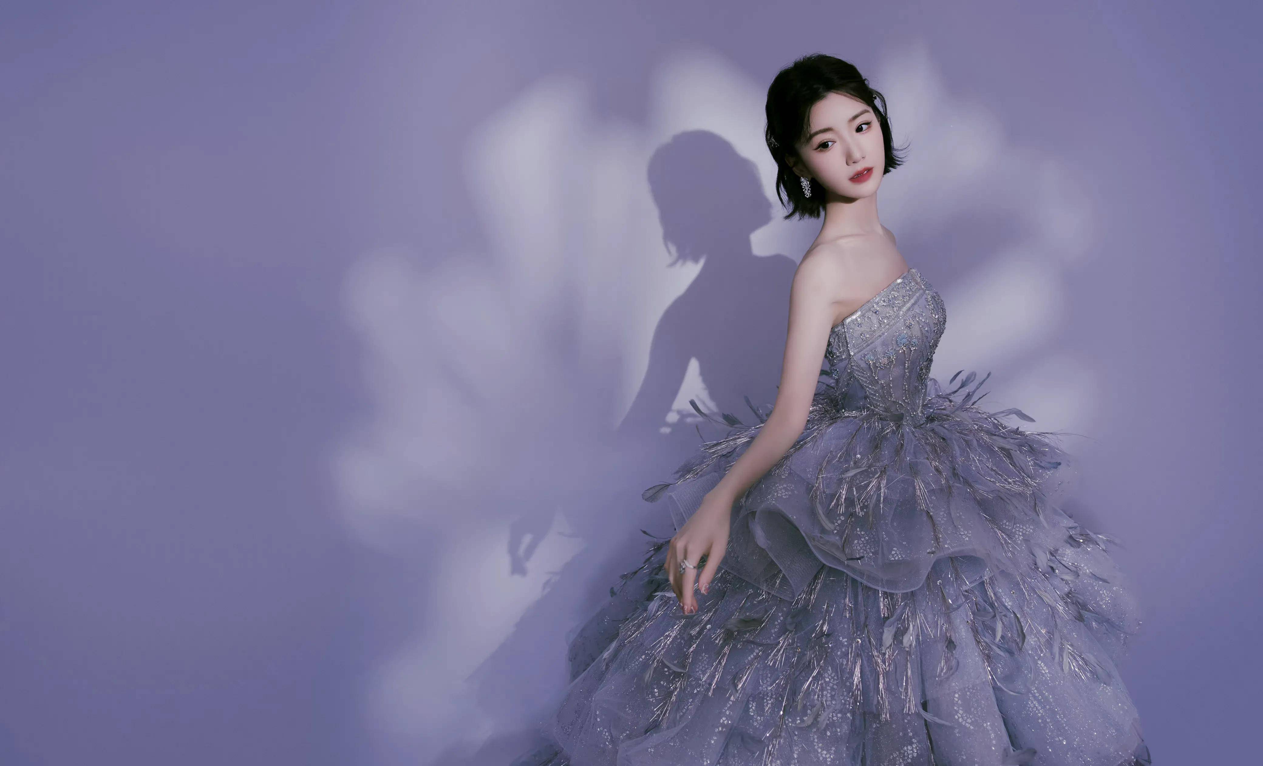 毛晓彤红毯look银羽蓬蓬裙,美如银河仙女_玫瑰_恋情_眼神