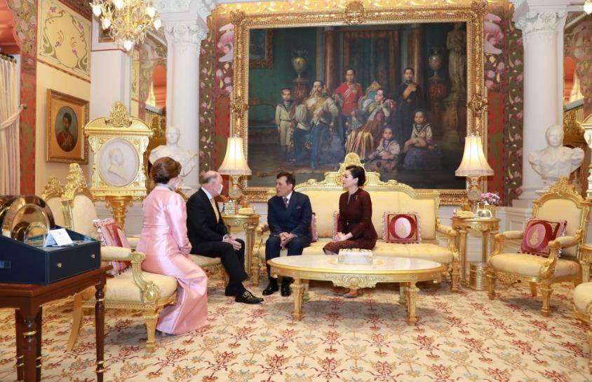 苏提达闪耀国际舞台,陪泰王接见驻外大使,一袭红色泰