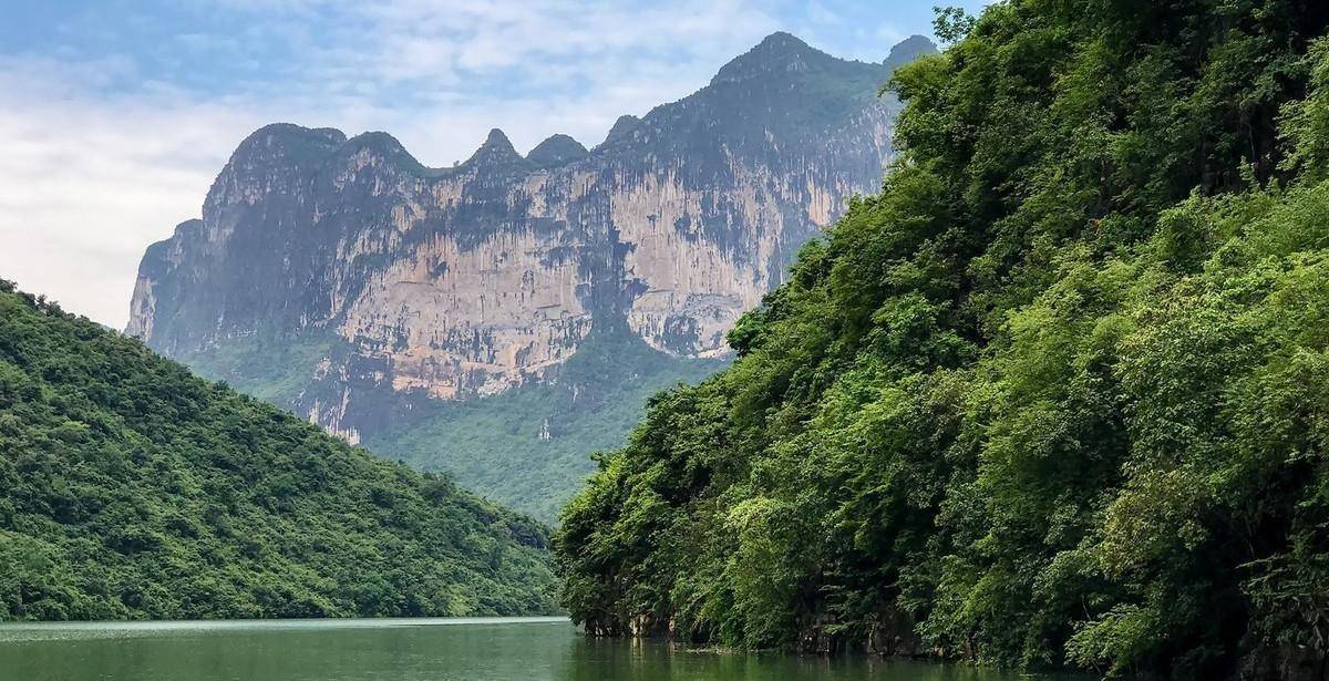 北盘江大峡谷景区门票为30元,基本没有人为凿刻的痕迹,自然面貌保存