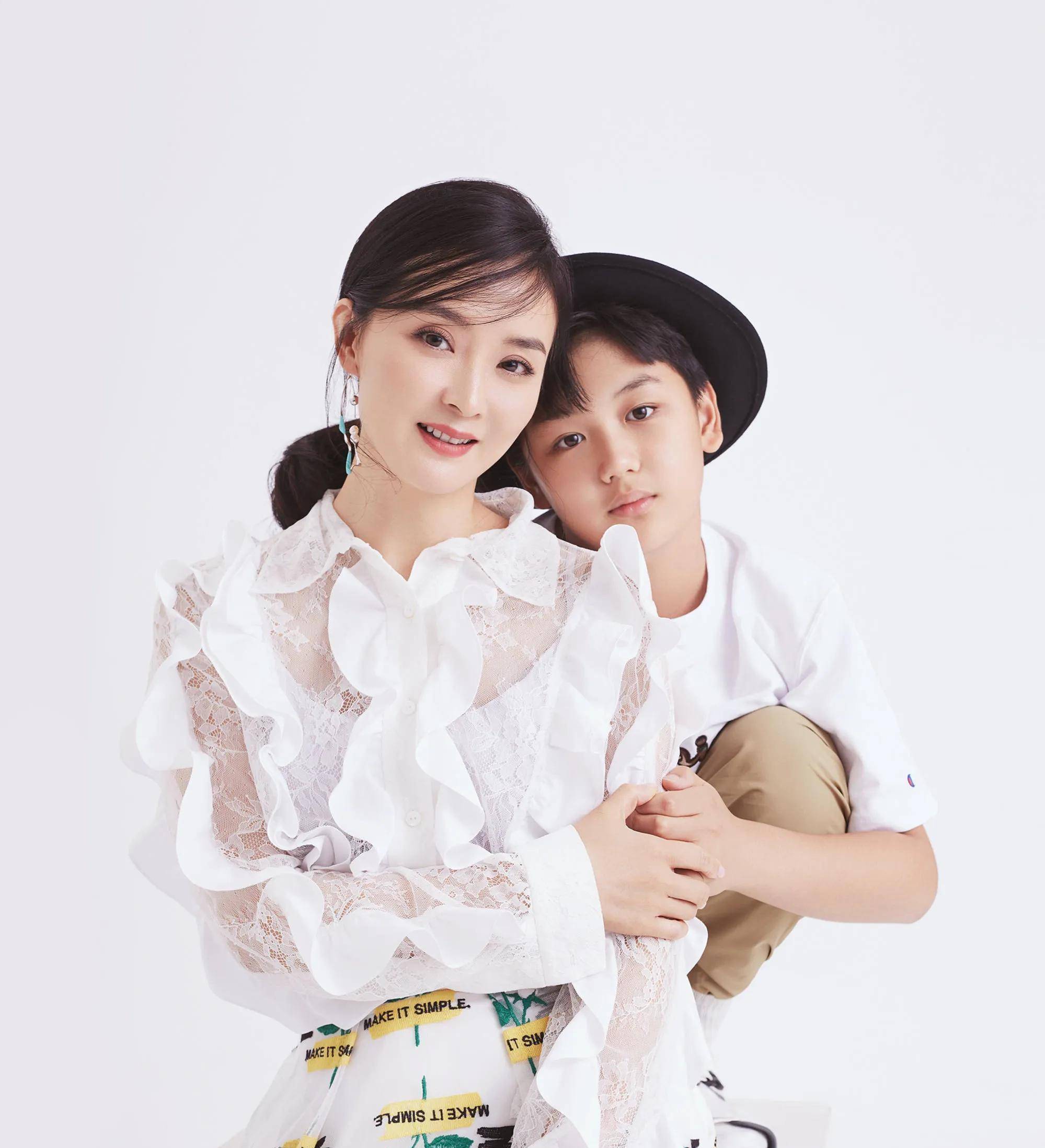 豪门阔太王艳的儿子长成大帅哥_家庭_妈妈_因为