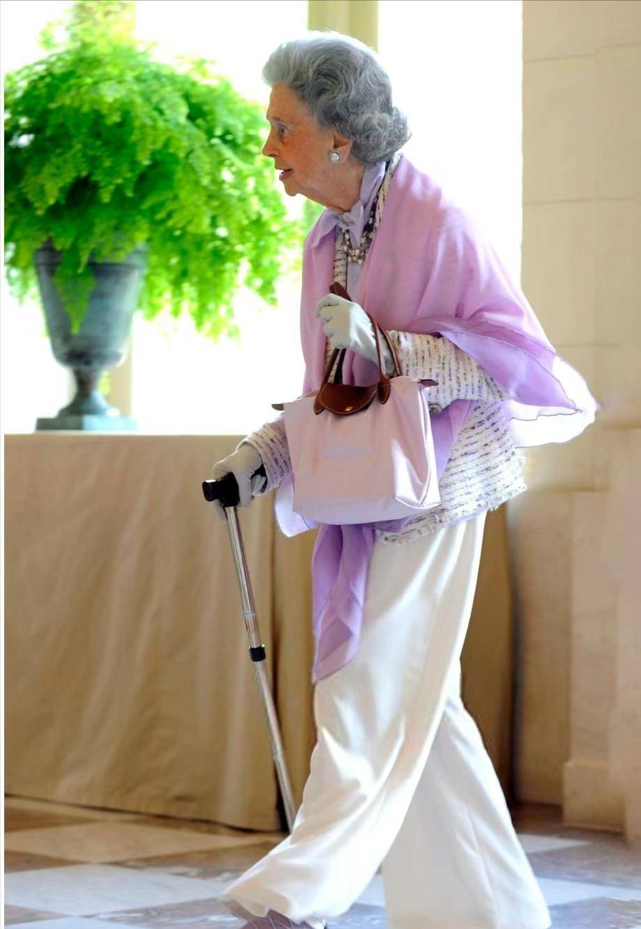 比利时太后法比奥拉:贵妇头 小香风,优雅典范_衣服_发型_着装