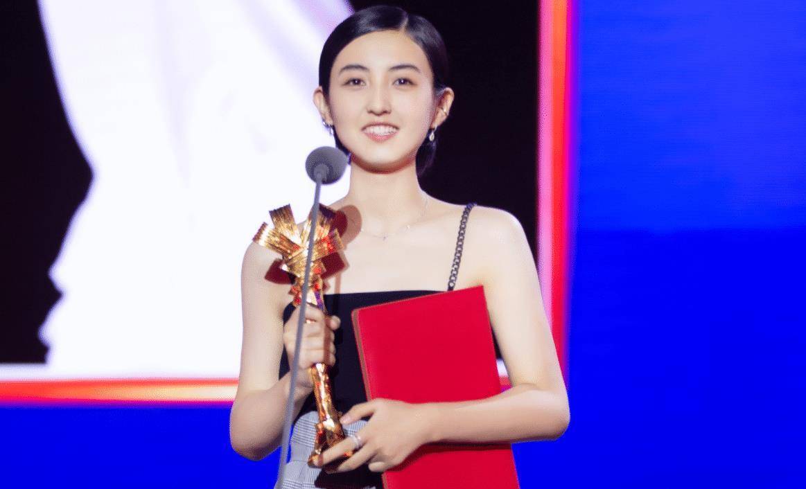 童星出道的张子枫献出荧幕初吻,"实力"妹妹长大了吗_合作_姐姐_演技