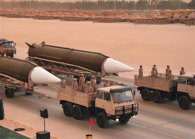沙特阅兵中的东风3在我方技术人员的精心维护下,"东风3"确实为保卫