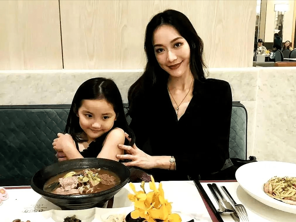 秦汉孙女儿今年5岁,是孙国豪和杨泊霓所生.孙国豪杨泊霓平时工作