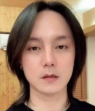 在小红书上,尹正靠着每天发自己的"减肥日记"和一日三餐,收藏与点赞数