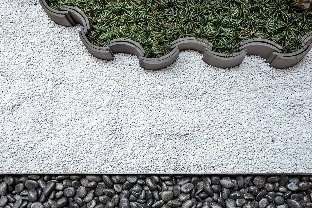 而且青瓦的造价比较低,地面夯实找平后磨水泥铺平即可.