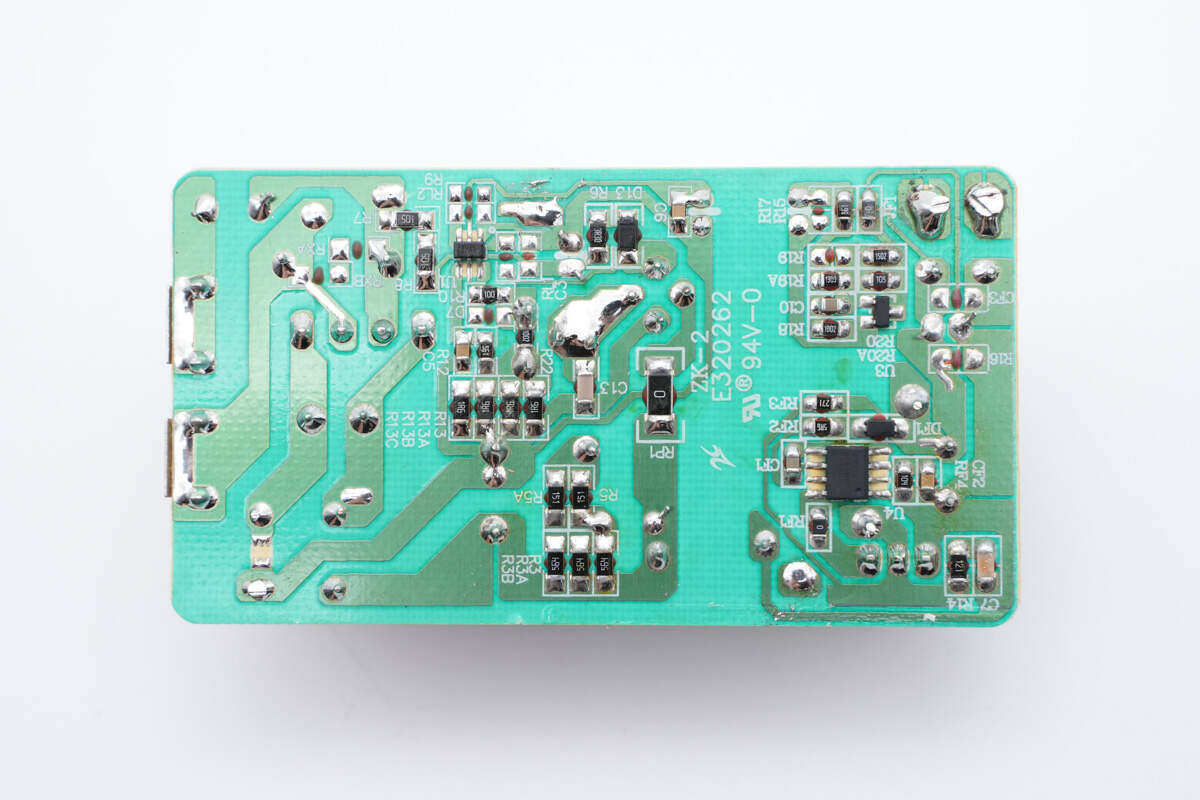 这款销往海外的国产电源适配器做得如何?拆解看看_输出_电容_特写