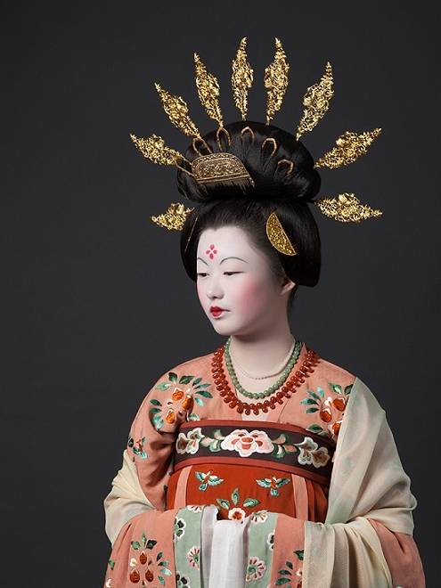 五代十国贵妇装束复原图:这是比唐朝更奢华的服饰!_时期_汉服_武人