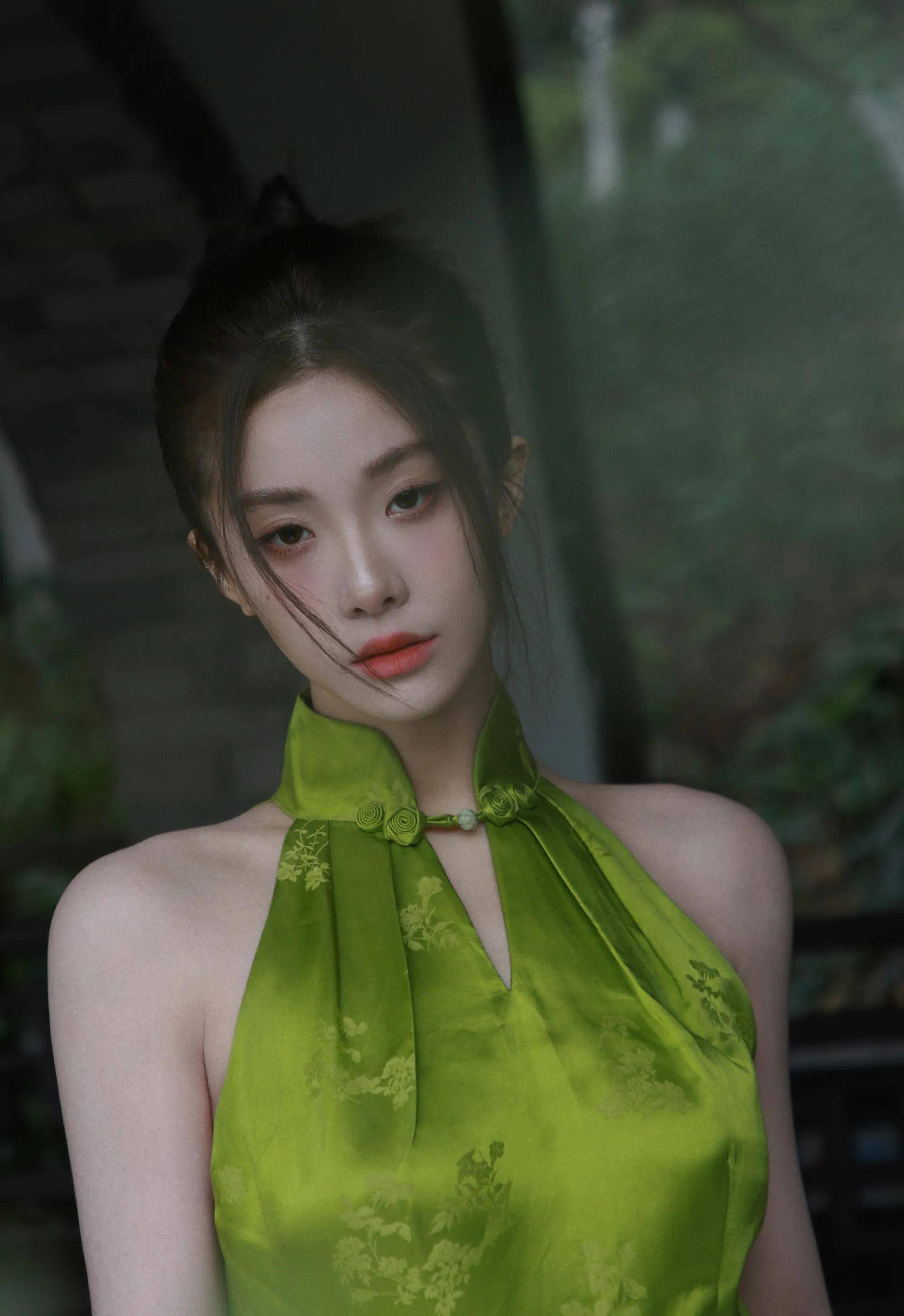 喻言身穿绿色一字领露肩旗袍,雍容华贵,时尚妩媚,时髦又养眼_写真