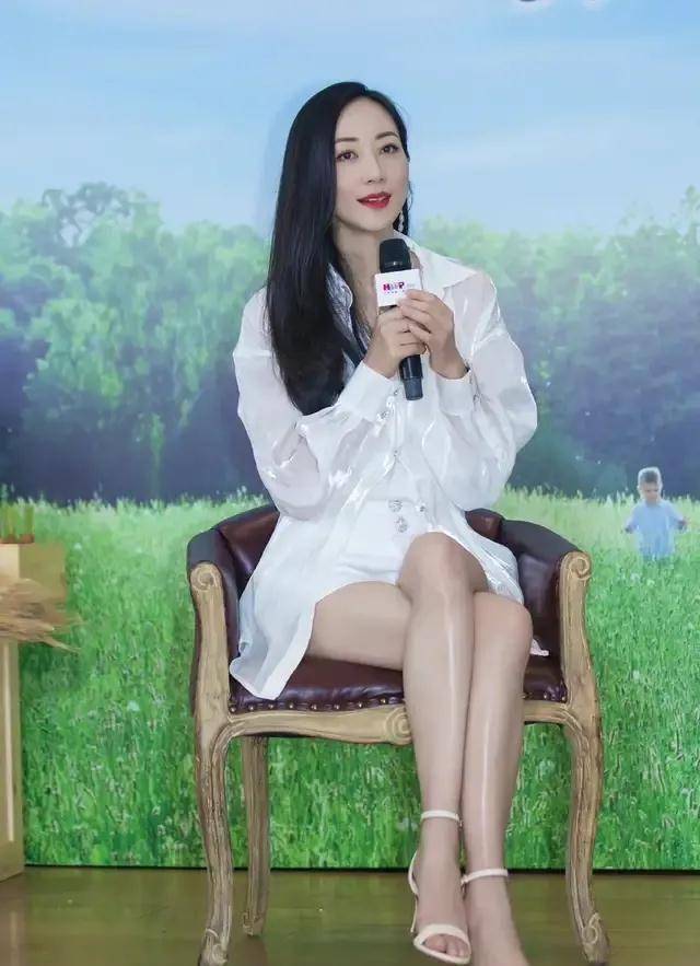 "白富美"韩雪真会穿,简约的白衬衫穿出精致感,至今仍单身_风格_服装