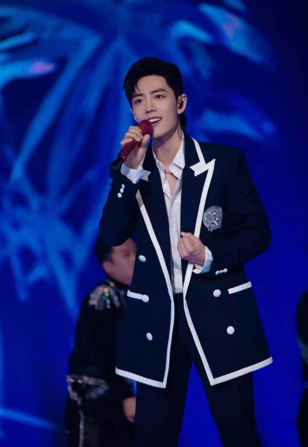"沸腾之夜"槽点满满,众明星现场摘耳返,肖战反而成了最大惊喜_设备