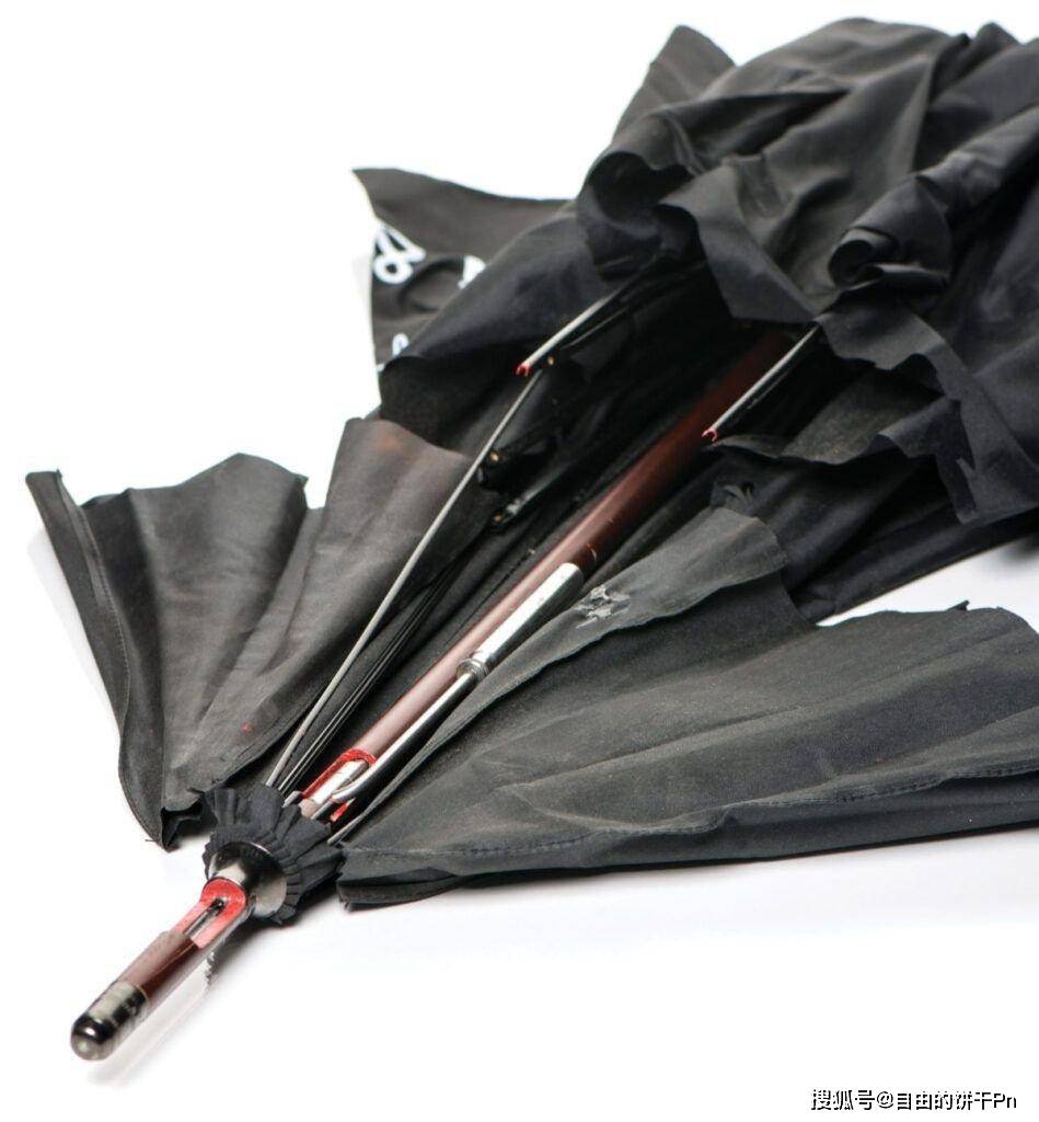 1978 年,保加利亚作家乔治·马尔科夫在伦敦被一名手持仿制雨伞手枪的