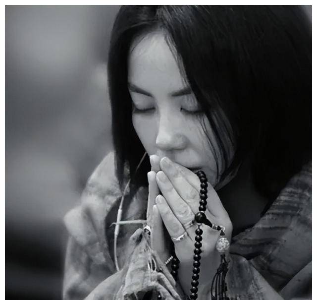 15岁小女儿衣不系扣,25岁大女儿抽烟纹身,天后王菲修的什么佛_李嫣