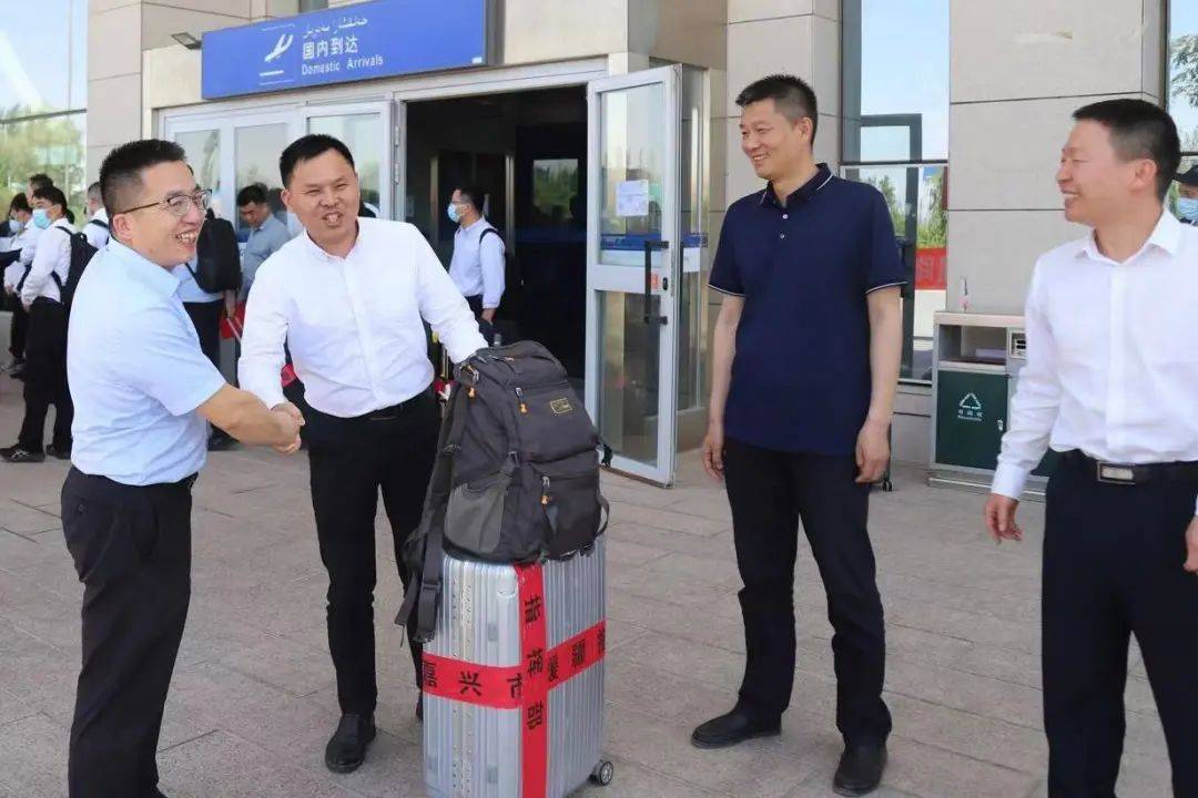 沙雅县在库车机场举行欢迎仪式,县委常委,组织部部长袁峰及相关部门