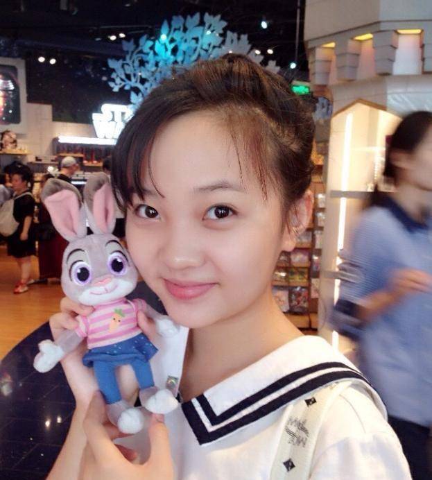 "奥运女孩"林妙可21岁啦,晒照庆祝大学毕业,一张脸从小美到大_状态