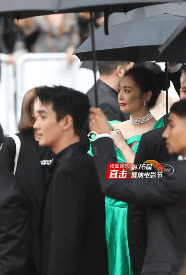 老同学相逢戛纳红毯!朱一龙高叶握手交谈关系好