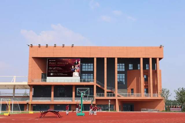 校区位于徐州淮海国际港务区柳新镇,占地面积141