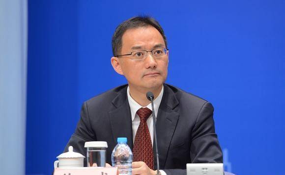 徐威,1961年生于北京,是一名富商,大袁立12岁,有海外留学经历,还在