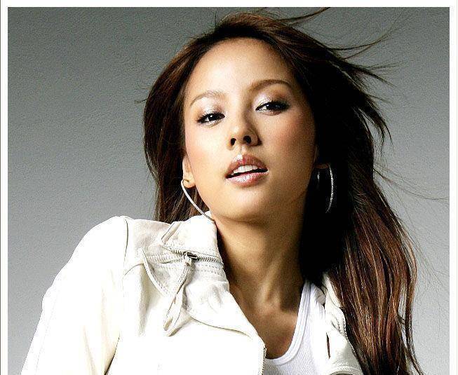 但是李孝利巅峰的时候也还是有遗憾的,终究是没能达成三冠王的成就