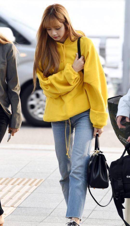 "人间芭比"lisa现身机场,嫩黄卫衣活力感满满,简直就是小可爱_舞台_中