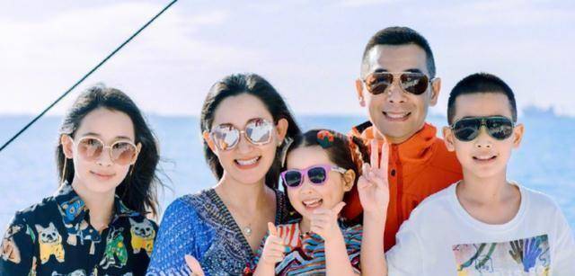 赵文卓全家为她庆生,还送了钻石项链_一家子_女士_孩子