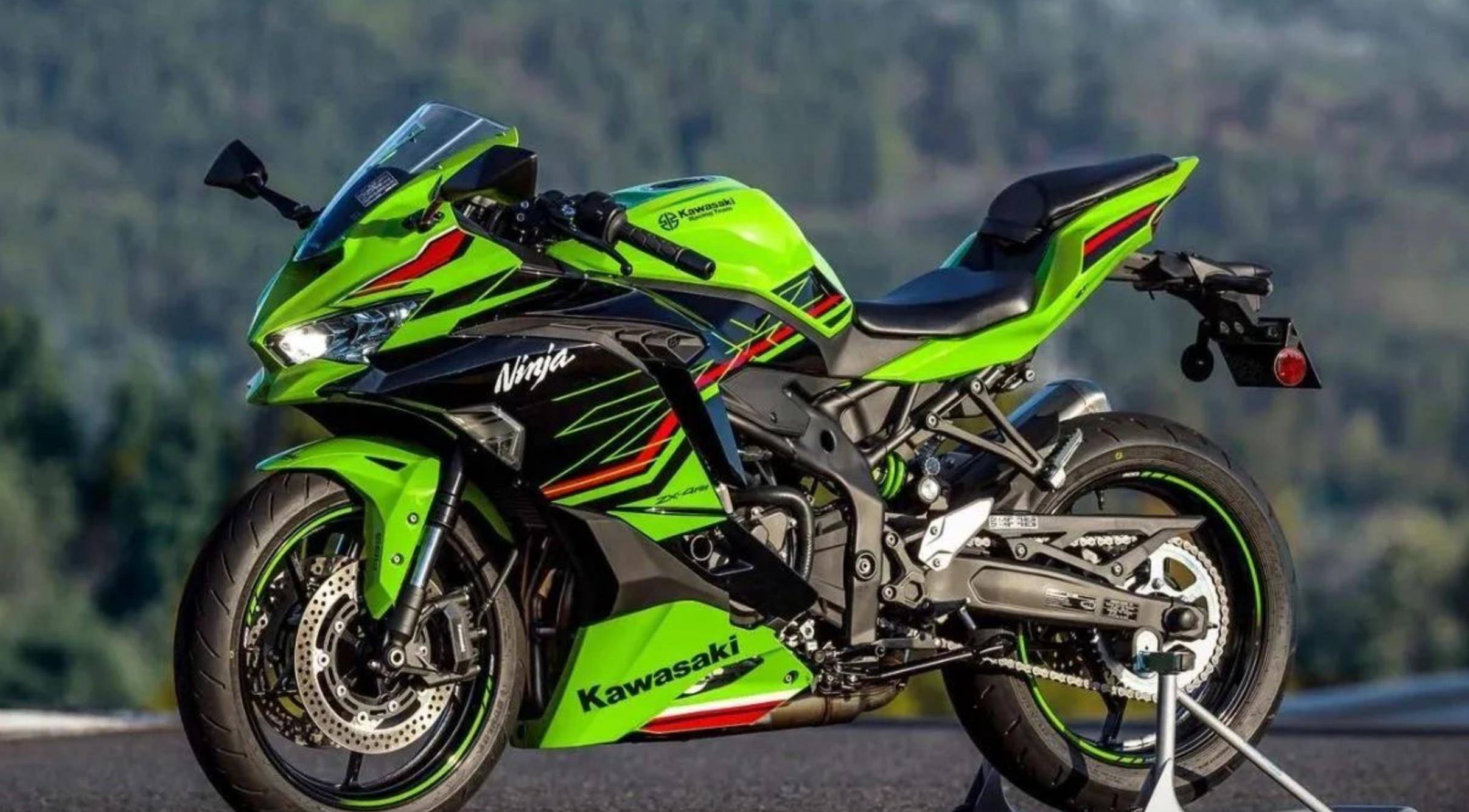 把各种车友群弄亮相的车就是川崎的四缸400了,当时恰逢上海车展,zx-4r