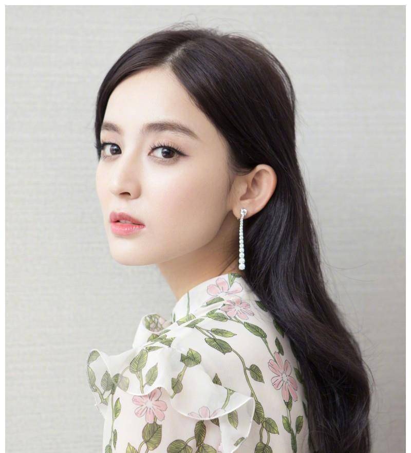 王鸥旧照被扒出,在村口摆"剪刀手"姿势微笑,实锤整容谣传_转型_什么