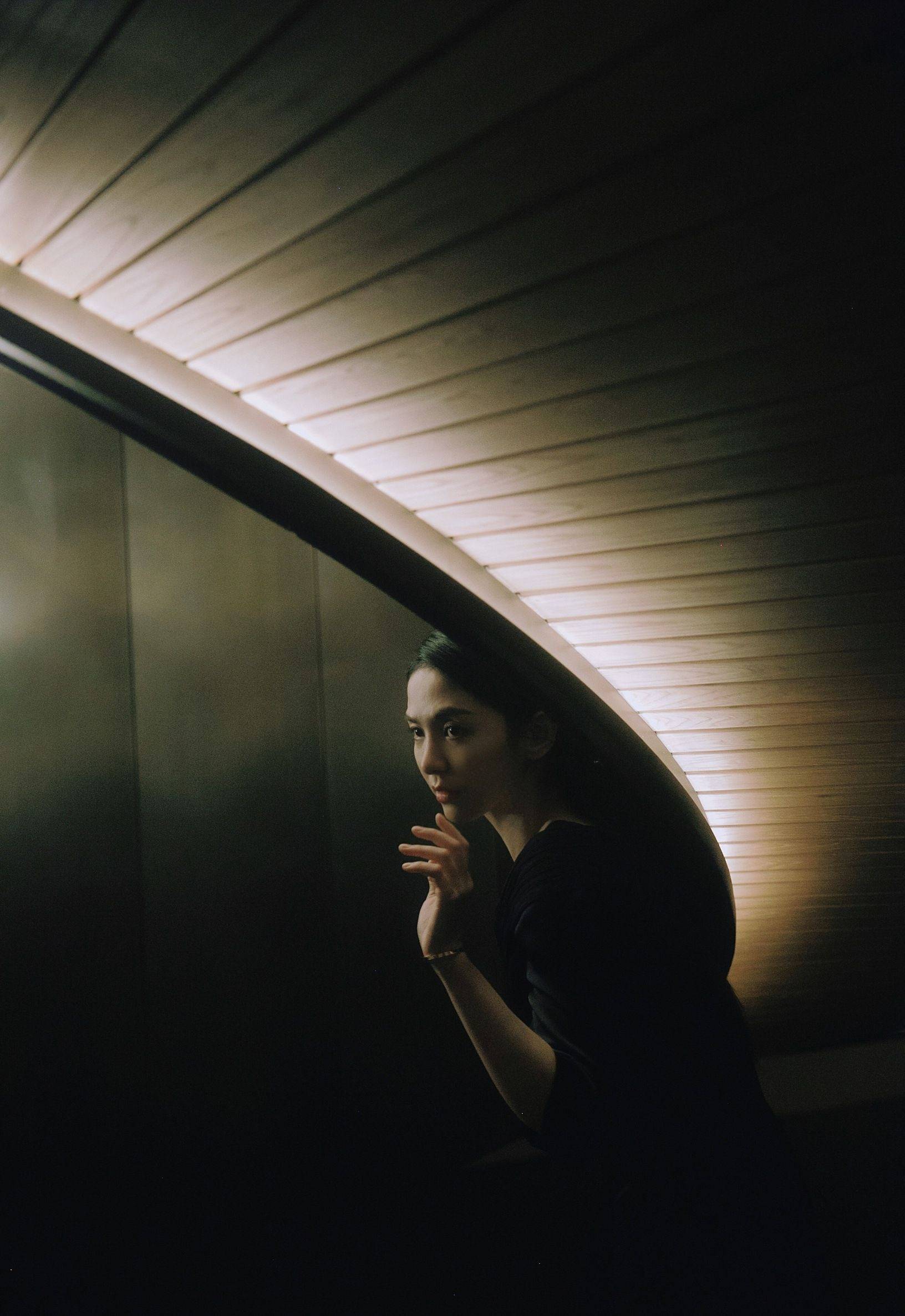 唐诗逸黑色连衣裙优雅迷人写真_设计_裙子_气质