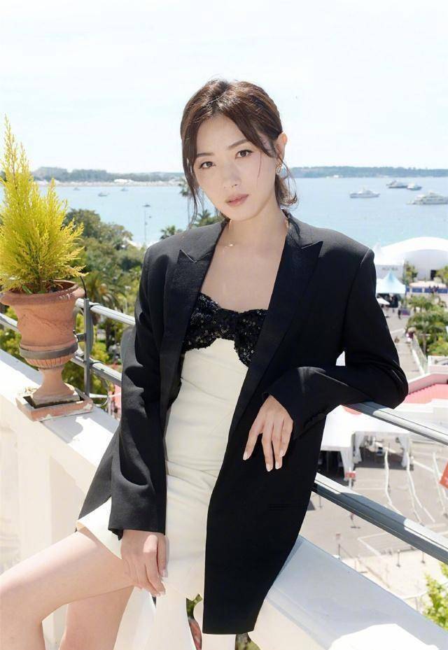 "深藏不露"的万茜,终于高调一回,抹胸裙配西装露出"筷子腿"_造型_双腿