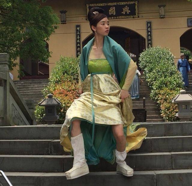 有男扮女装的戏份换下古装的刘雅瑟又完全是另外一种风格,与易烊千玺