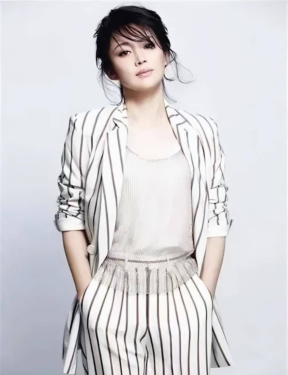 54岁许晴穿蕾丝上衣像30岁,"真优雅"还是"假贵气"一目了然_气质_时尚