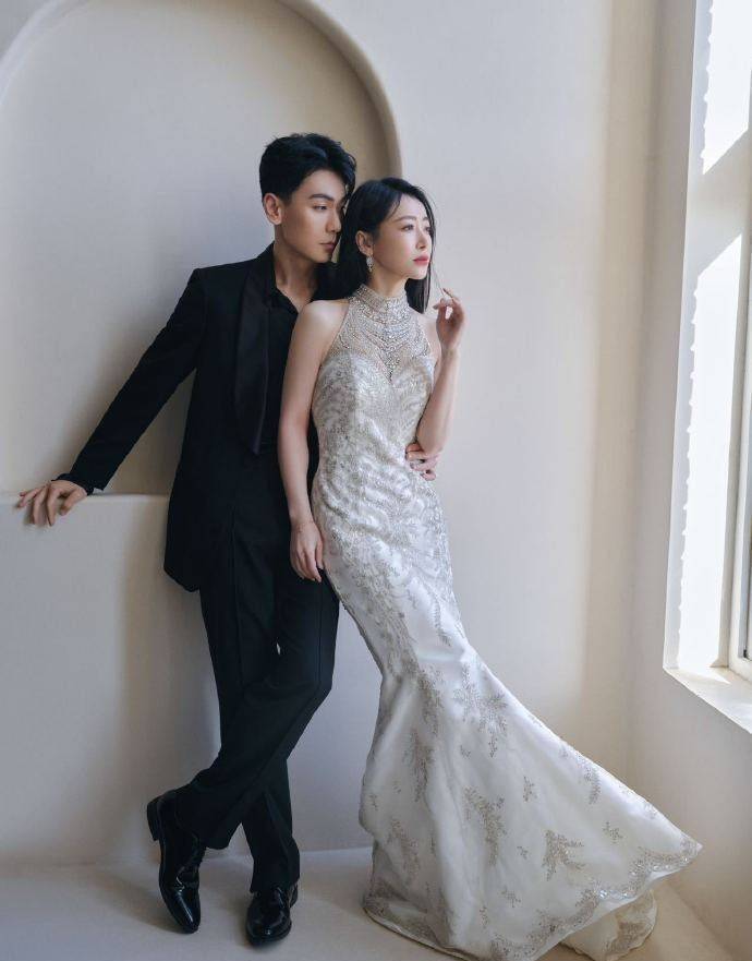 爱的时光静谧依偎:陈紫函与戴向宇七周年纪念写真曝光_爱情_旗袍_红色