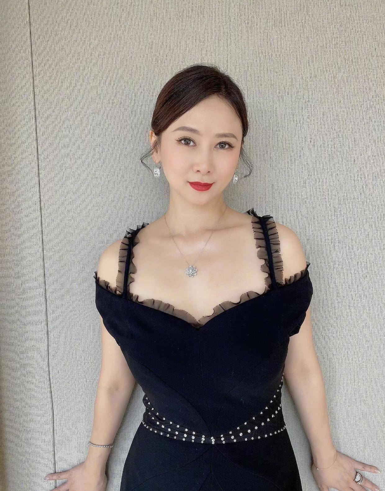 "翁虹"真的是越老越有气质,身穿小黑裙优雅知性,贵气感扑面而来_时尚
