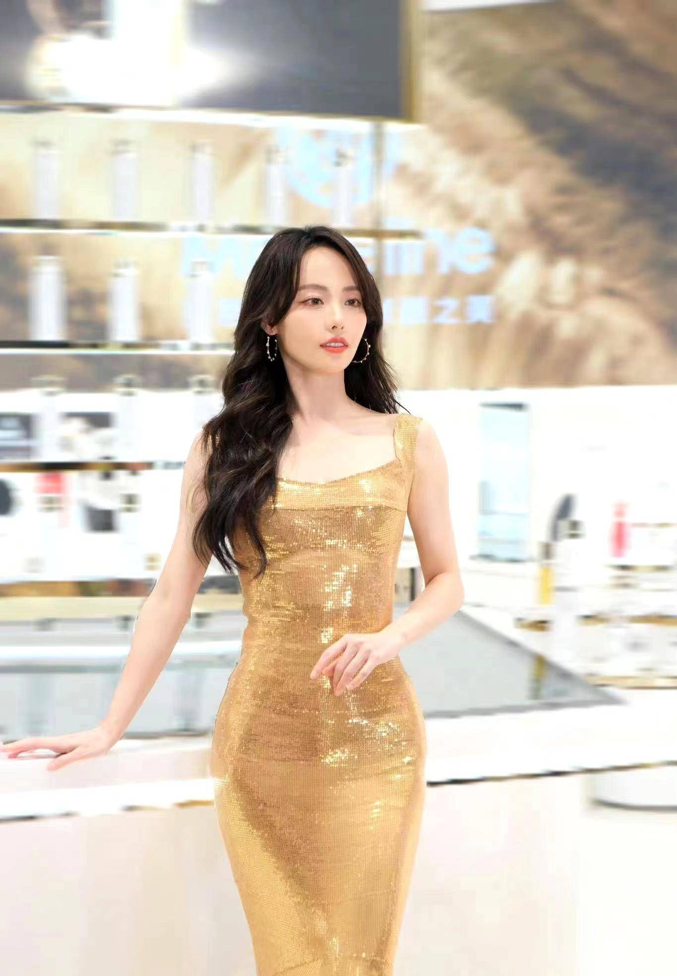 张嘉倪出席活动,身穿镀金亮片连衣裙,优雅贵气!_身材_金色_气质
