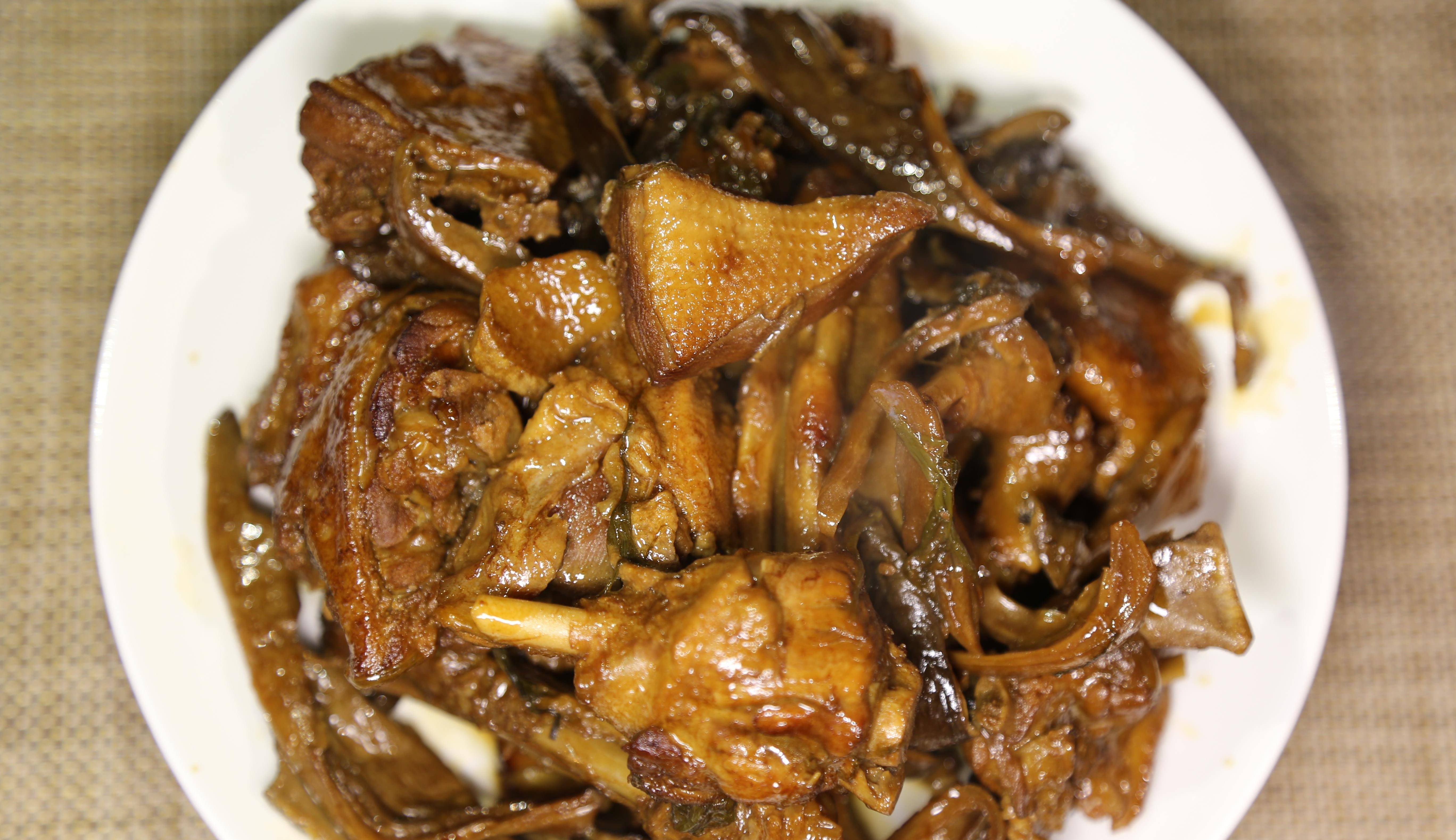 一道色香味俱全的吮指菌菇烧鸭,滋补润燥,是进补的上乘佳肴_鸭子_味道