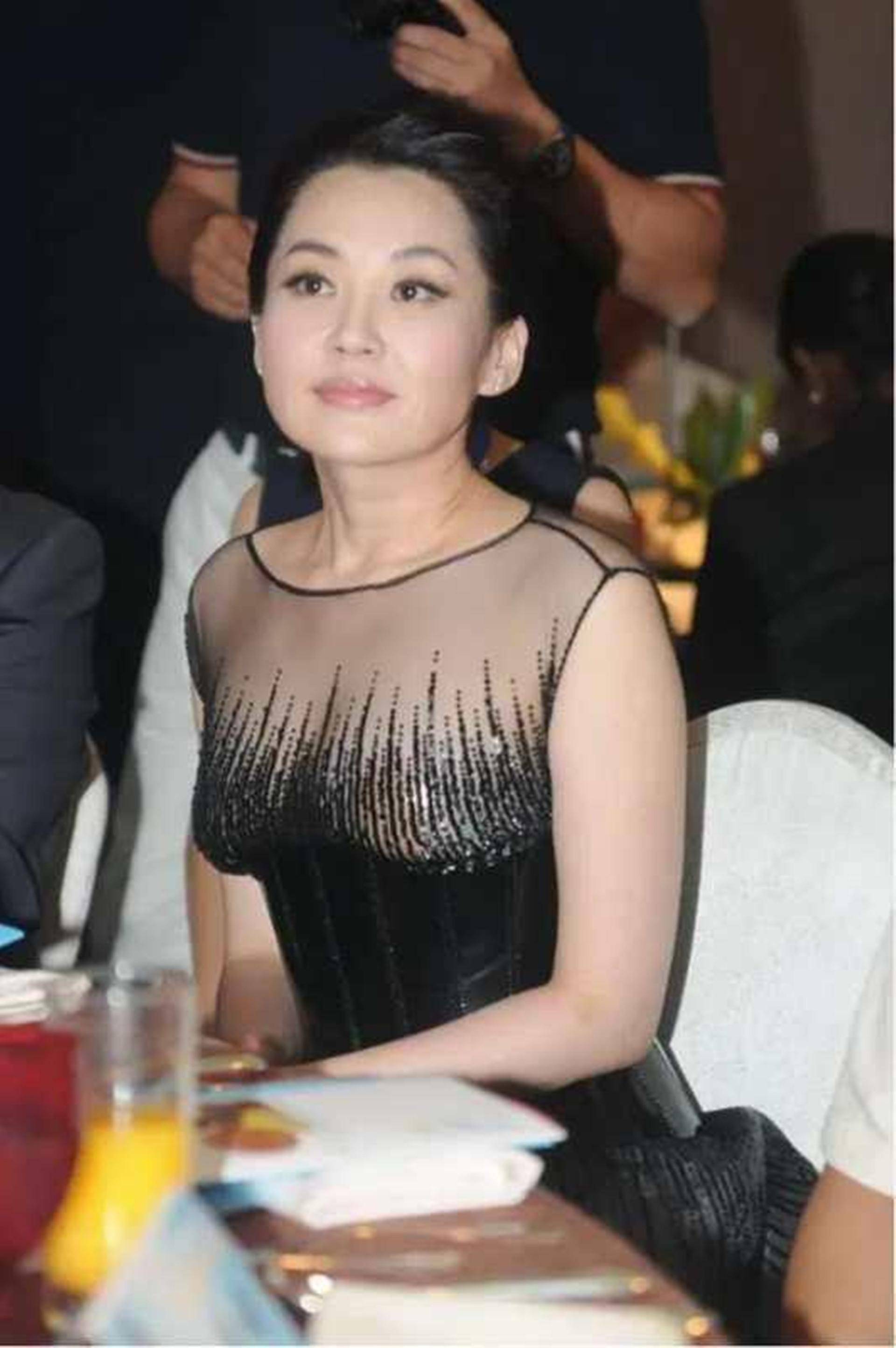 许晴为博眼球勒出巴掌腰,不料重点却是胸口处,网友:故意的吧!