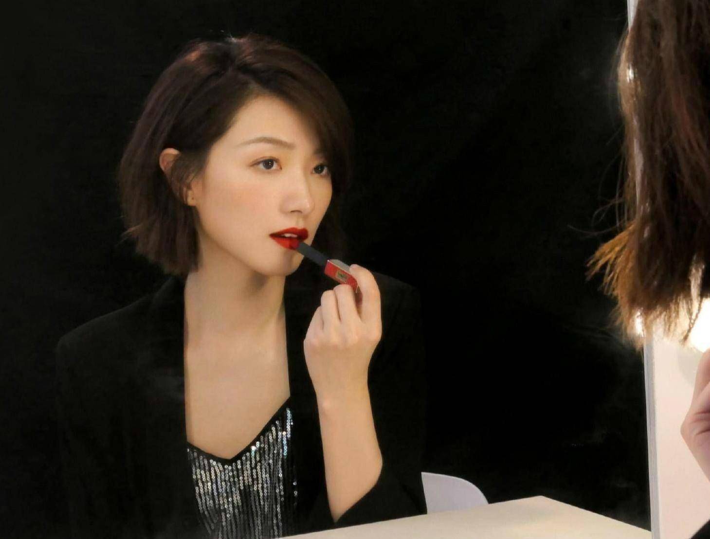 其实早在5月中旬,万茜就因为一场意外右手臂骨折进医院,而当时正处于