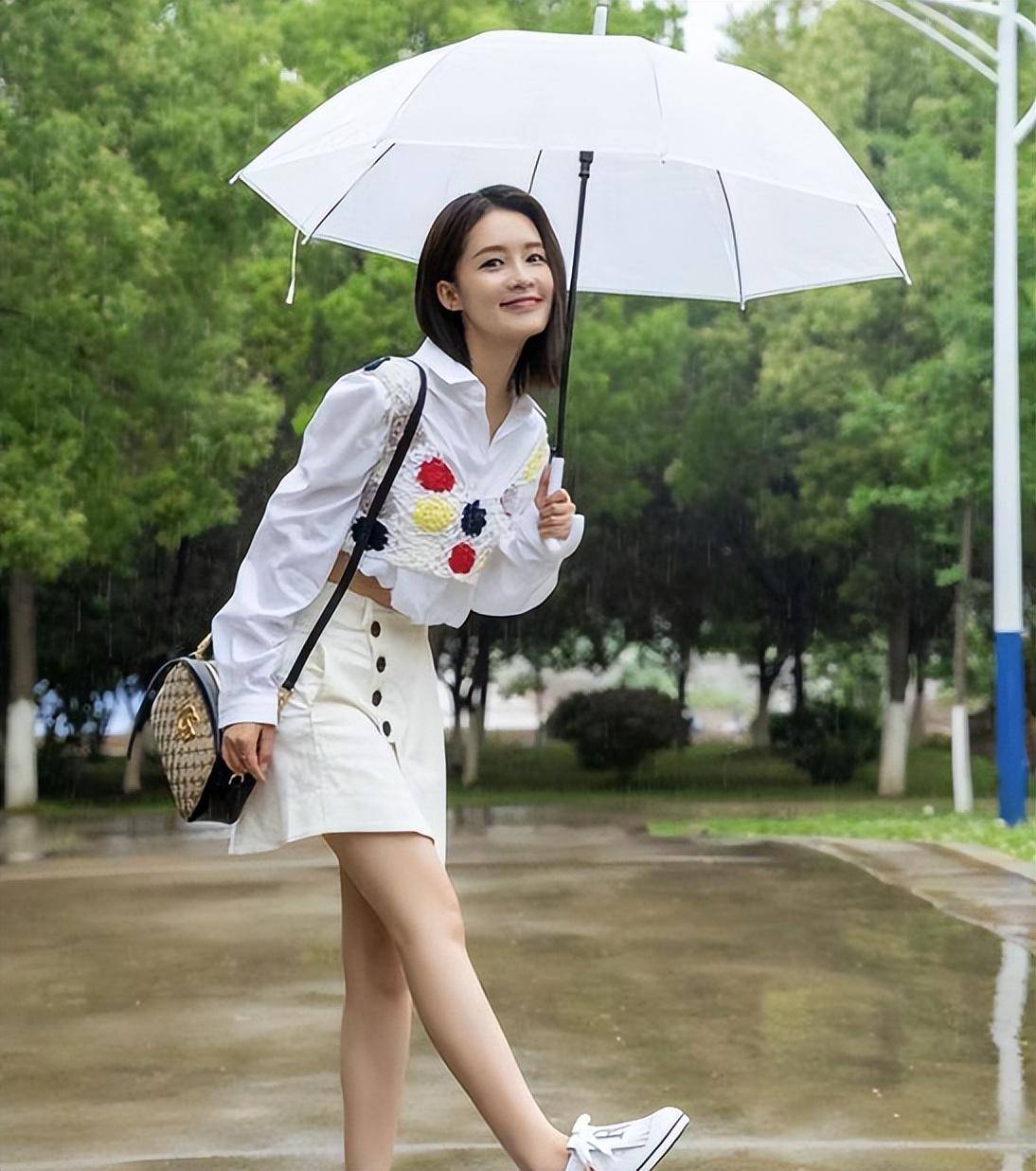 "拼接图"的牛仔短裤搭配七花衬衣,李沁女神大秀制服风采!