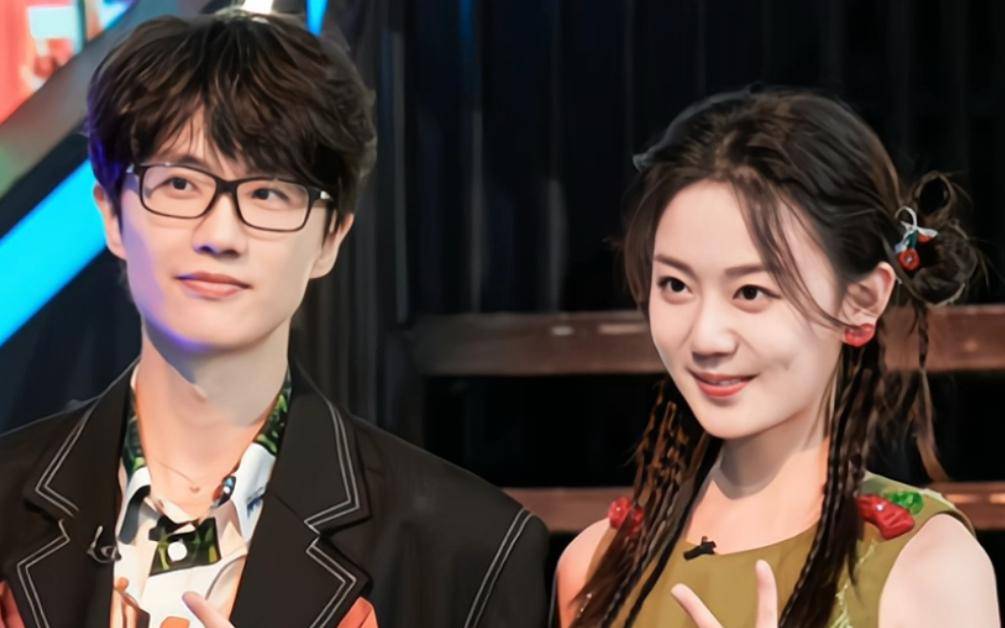 许嵩跟女朋友冯禧手牵手一起逛街,网友:天天上热搜,烦不烦啊_感情