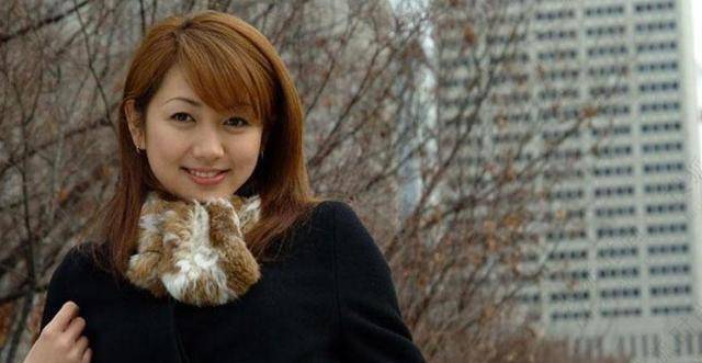 杨惠妍23岁从大学毕业后成为杨国强的私人助理,她在杨国强身边学习