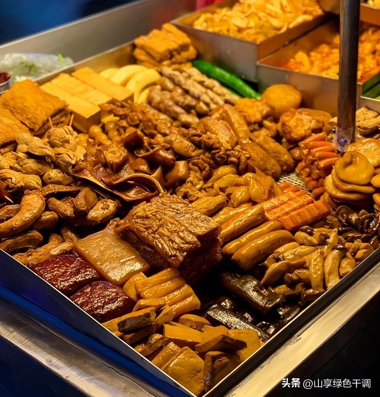 90后女孩路边摆摊,用一锅卤肉征服顾客,背后的原因让人惊艳!