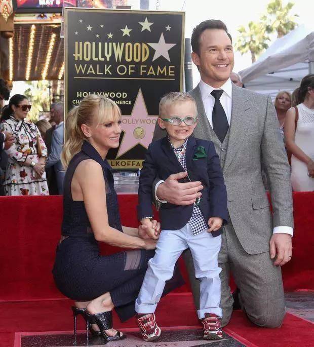 帕拉特留名洛杉矶星光大道,妻子安娜·法瑞丝带着宝宝一同参加,"