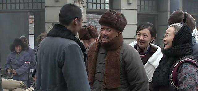 《闯关东》对比朱家这两张全家照,第二张和第一张都有哪些含义?