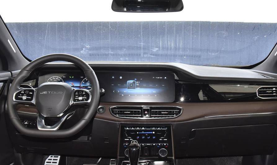 奇瑞捷途x95,轴距超2米8,配8个气囊,197马力 油耗6.