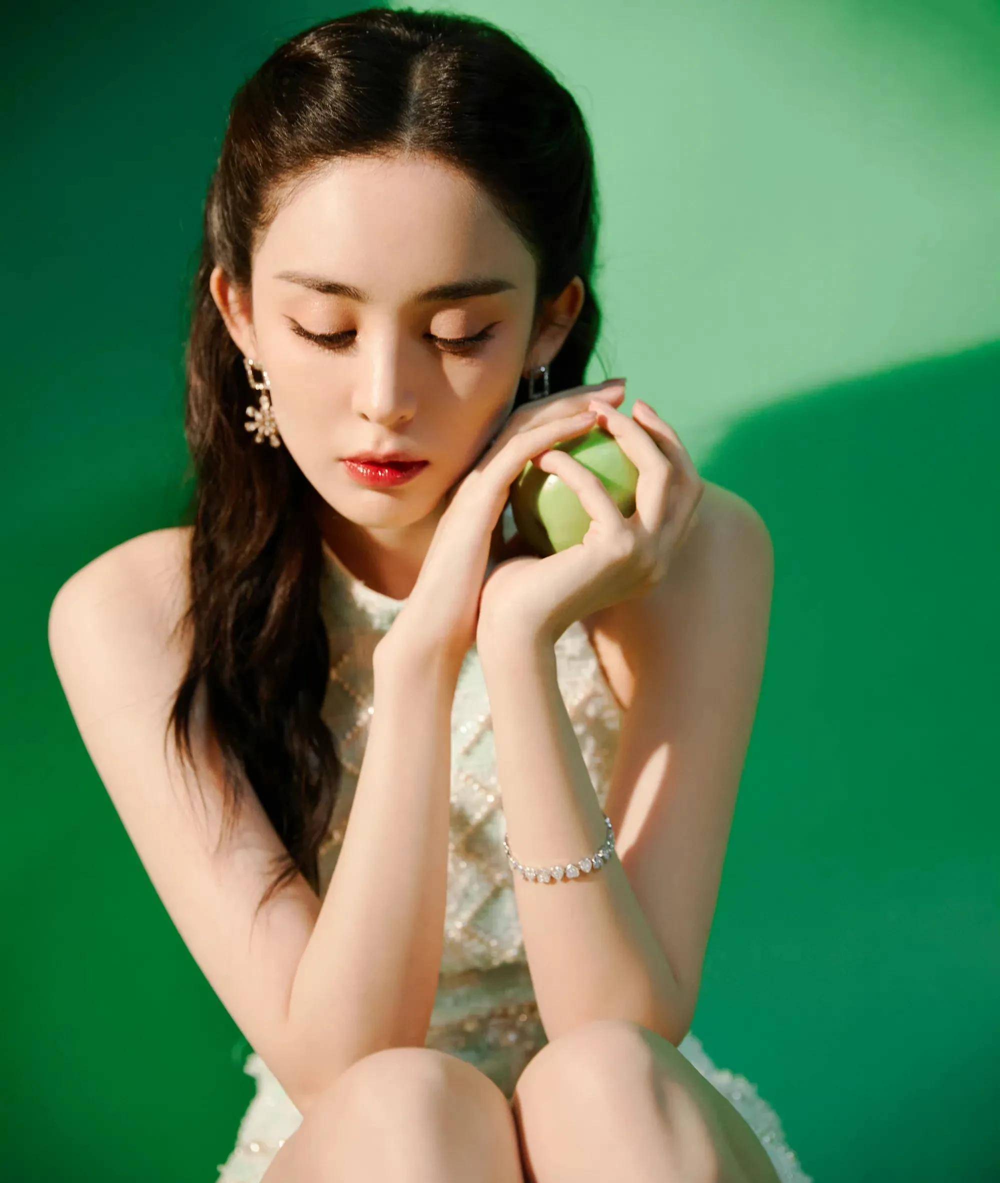 原创 娜扎青果疗愈系列发布娜扎大尺度写真,珠饰连衣裙公主头,清新