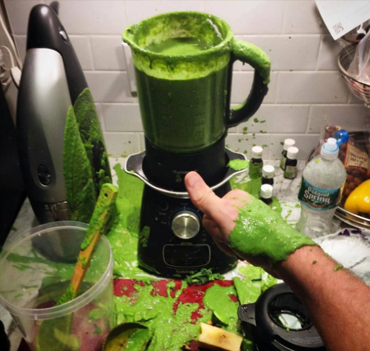 17.雪橇犬还在前面开心狂奔,回家后指定少不了一顿"皮带炖肉"了.18.